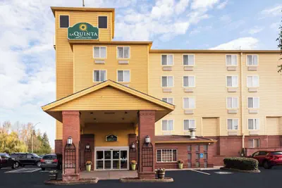 Photo 2 - La Quinta Inn & Suites by Wyndham Portland Airport