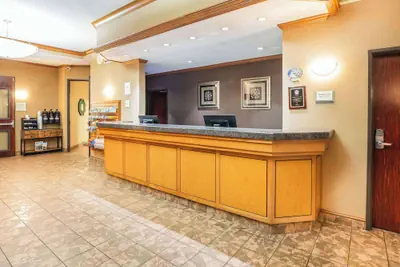 Photo 3 - La Quinta Inn & Suites by Wyndham Portland Airport