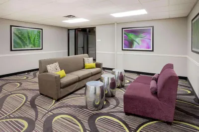 Photo 4 - Bloom Hotel
