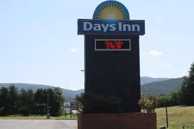 Photo 2 - Days Inn by Wyndham Luray Shenandoah