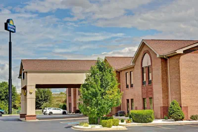 Photo 2 - Days Inn & Suites by Wyndham Louisville SW