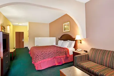 Photo 4 - Days Inn & Suites by Wyndham Louisville SW