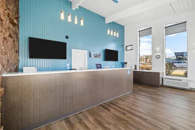 Photo 4 - Bend Inn & Suites