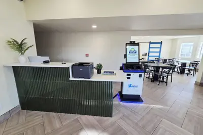 Photo 4 - Days Inn & Suites by Wyndham Flagstaff I-40