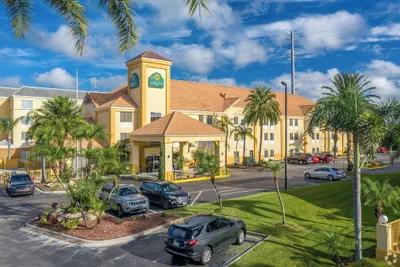 Photo 2 - La Quinta Inn & Suites by Wyndham Orlando Universal area