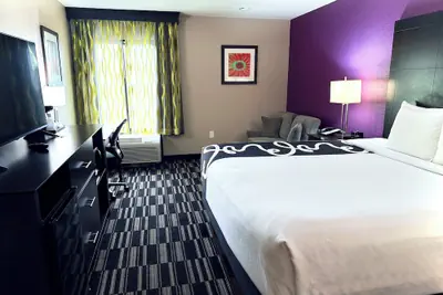 Photo 4 - La Quinta Inn & Suites by Wyndham Orlando Universal area