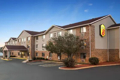 Photo 2 - Super 8 by Wyndham Fairview Heights-St. Louis