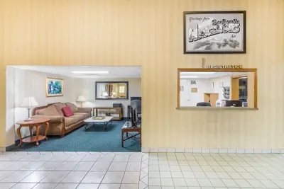 Photo 3 - Super 8 by Wyndham Bentonville