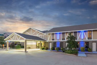 Photo 2 - Super 8 by Wyndham Bentonville