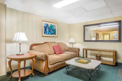 Photo 4 - Super 8 by Wyndham Bentonville