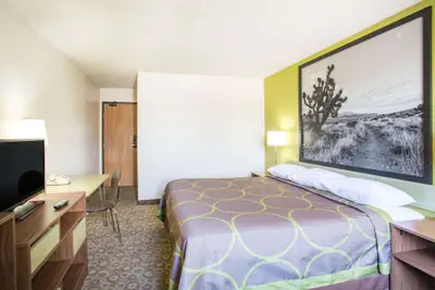 Photo 4 - Super 8 by Wyndham Kingman