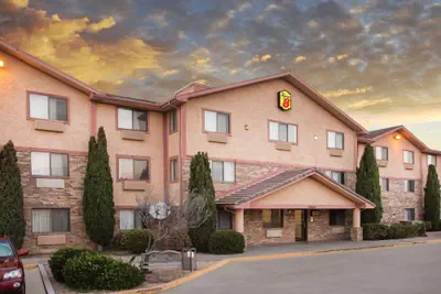 Photo 2 - Super 8 by Wyndham Kingman