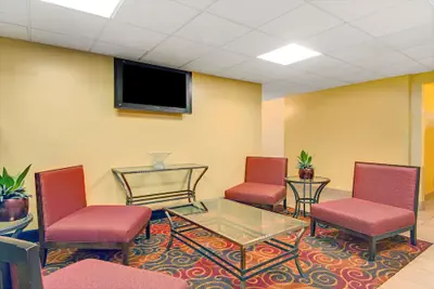Photo 2 - Super 8 by Wyndham Stamford/New York City Area