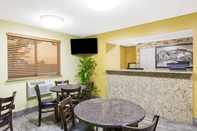 Photo 2 - Super 8 by Wyndham Nampa