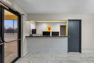 Photo 4 - Super 8 by Wyndham Evansville East