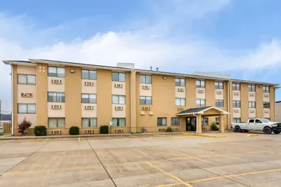 Photo 2 - Super 8 by Wyndham Evansville East