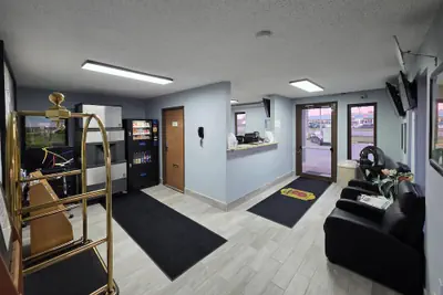 Photo 4 - Super 8 by Wyndham Emporia