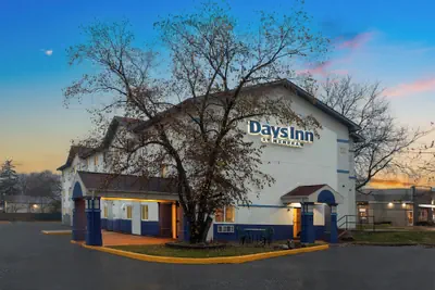 Photo 2 - Days Inn by Wyndham Waukegan
