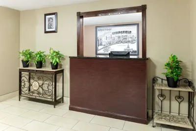 Photo 4 - Super 8 by Wyndham Springfield East