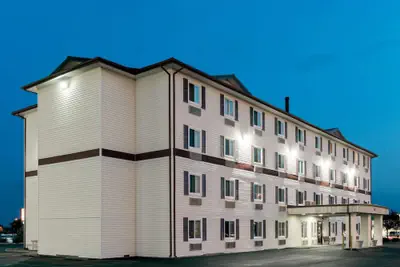 Photo 2 - Super 8 by Wyndham Springfield East