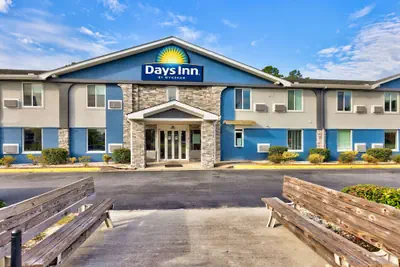 Photo 2 - Days Inn by Wyndham Savannah Gateway I-95