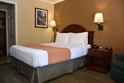 Photo 5 - Dynasty Suites Redlands