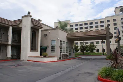 Photo 2 - Queens Inn Anaheim