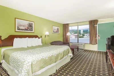 Photo 2 - Days Inn by Wyndham Clayton