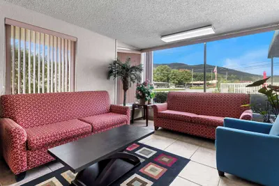 Photo 4 - Days Inn by Wyndham Clayton