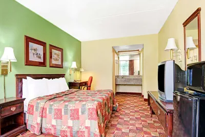 Photo 3 - Super 8 by Wyndham Nashville Near Downtown / I-40