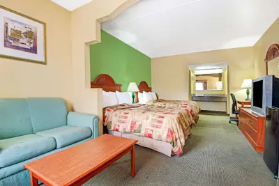 Photo 5 - Super 8 by Wyndham Nashville Near Downtown / I-40