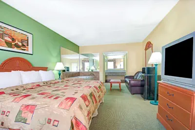 Photo 4 - Super 8 by Wyndham Nashville Near Downtown / I-40