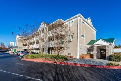 Photo 2 - HomeTowne Studios by Red Roof Atlanta - Chamblee