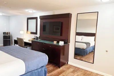 Photo 5 - Lantern Inn & Suites