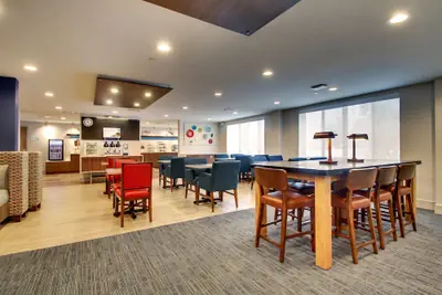 Photo 3 - Holiday Inn Express & Suites Lincoln East - White Mountains by IHG