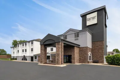 Photo 2 - Garner Hotel Topeka West by IHG