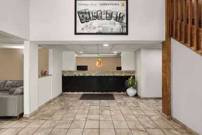 Photo 5 - Super 8 by Wyndham Germantown/Milwaukee