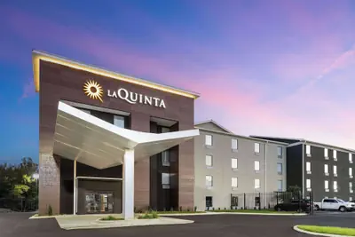 Photo 2 - La Quinta Inn & Suites by Wyndham Memphis I-240