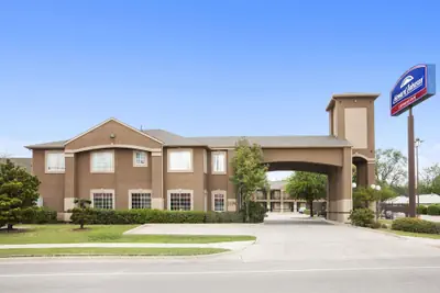 Photo 2 - Howard Johnson by Wyndham Grand Prairie Near Lone Star Park