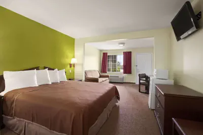 Photo 5 - Howard Johnson by Wyndham Grand Prairie Near Lone Star Park