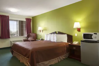 Photo 4 - Howard Johnson by Wyndham Grand Prairie Near Lone Star Park