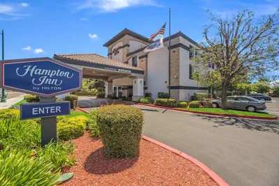Photo 2 - Hampton Inn Oakland-Hayward