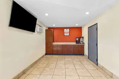 Photo 4 - Econo Lodge Akron Copley Northwest