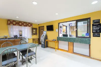 Photo 2 - Super 8 by Wyndham Greensboro/Coliseum/Conv.
