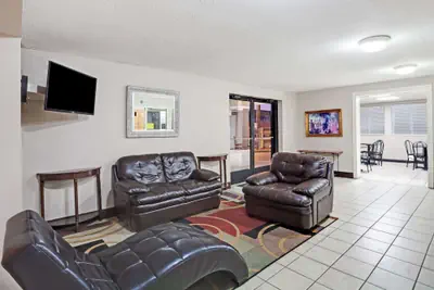 Photo 2 - Super 8 by Wyndham Nashville/ Dntn/ Opryland Area