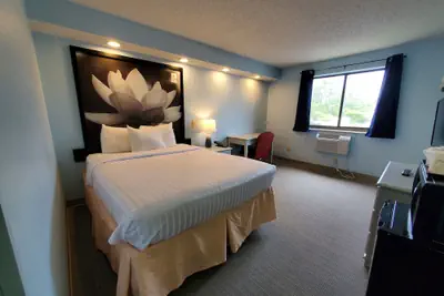 Photo 5 - Coastal Inn & Suites - Wilmington, NC