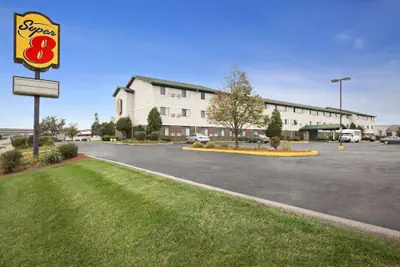 Photo 2 - Super 8 by Wyndham Milwaukee Airport