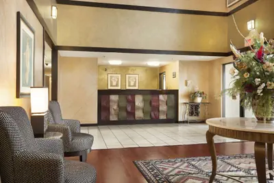 Photo 3 - Super 8 by Wyndham Milwaukee Airport