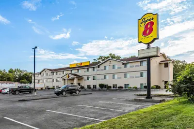 Photo 2 - Super 8 by Wyndham Independence Kansas City