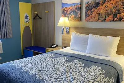 Photo 5 - Days Inn by Wyndham Brunswick Bath Area